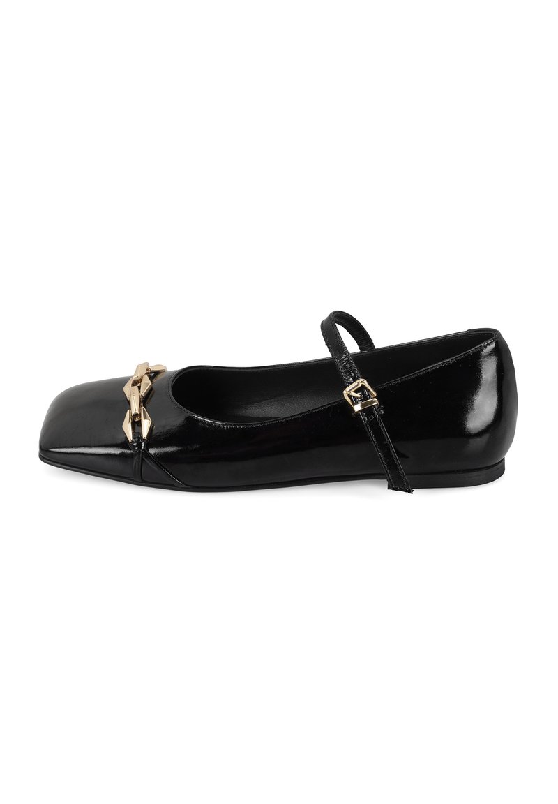 Schwarze Lackleder-Ballettschuhe mit quadrater Zehenpartie, Knöchelriemen und dekorativen goldenen Beschlägen an der Vorderseite. Glatte, glänzende Oberfläche.