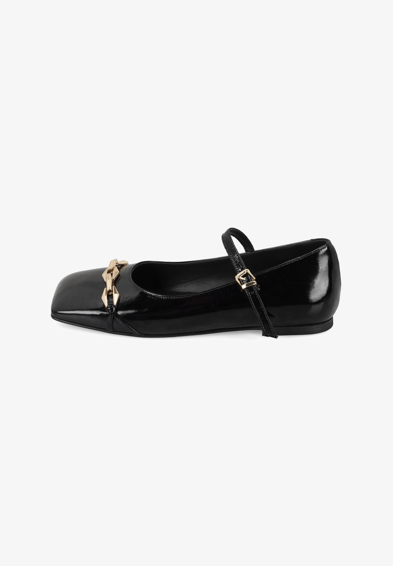 Schwarze Lackleder-Ballettschuhe mit quadrater Zehenpartie, Knöchelriemen und dekorativen goldenen Beschlägen an der Vorderseite. Glatte, glänzende Oberfläche.