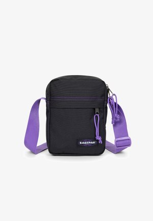Czarna torba na ramię z regulowanym fioletowym paskiem, z zamkiem błyskawicznym, subtelnym przeszyciem i naszywką z logo Eastpak.