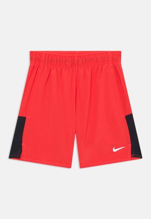 Pantaloni scurți atletici roșii cu panouri laterale negre, talie elastică, buzunare laterale și logo alb Nike Swoosh pe partea frontală inferioară a piciorului drept.