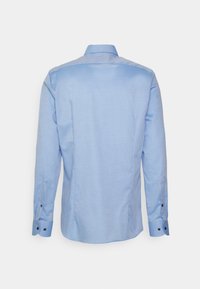 Lichtblauwe overhemd met lange mouwen en een subtiel ruitpatroon, met een button-down kraag en donkere knopen op de mouwen. De achterkant toont details van de yoke.