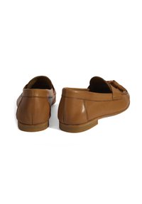 Bruine leren loafers met een ronde neus, een gladde textuur, een platte hak en een decoratieve knoopaccent aan de voorkant.