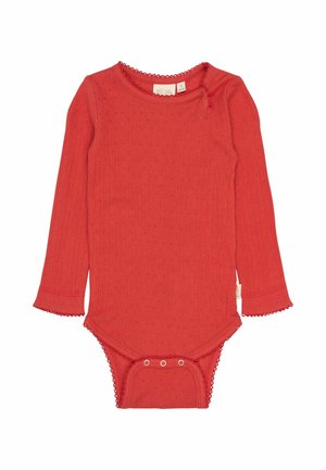 Czerwony bodysuit z długim rękawem o ryflowanej fakturze z delikatnym falbaniastym wykończeniem, z zapięciem na napy na dole i okrągłym dekoltem.