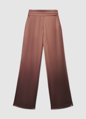 Pantalon à jambes larges en tissu lisse et brillant, présentant un dégradé de nuances brunes riches avec une ceinture plate et des poches avant.