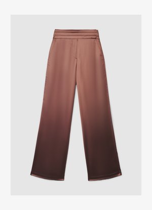 Pantaloni a gamba larga realizzati in tessuto liscio e lucido, caratterizzati da un design sfumato in tonalità marroni ricche con vita piatta e tasche anteriori.