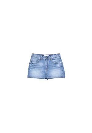 Jupe en denim bleu clair avec un ourlet effiloché, fermeture à boutons sur le devant et deux poches à l'avant. Les détails usés ajoutent de la texture.