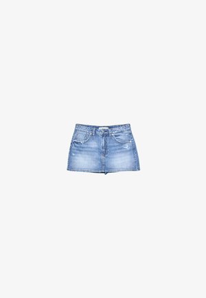 Denim nederdel i lyseblå med en frynset kant, knaplukning foran og to forlommer. Slidte detaljer tilføjer tekstur.