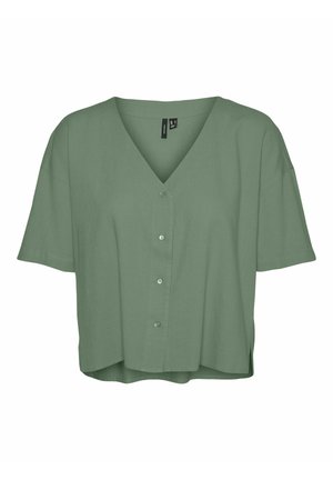 Blouse à manches courtes vert sauge avec boutons, col en V et coupe décontractée, présentant un ourlet légèrement incurvé et des fentes sur les côtés.