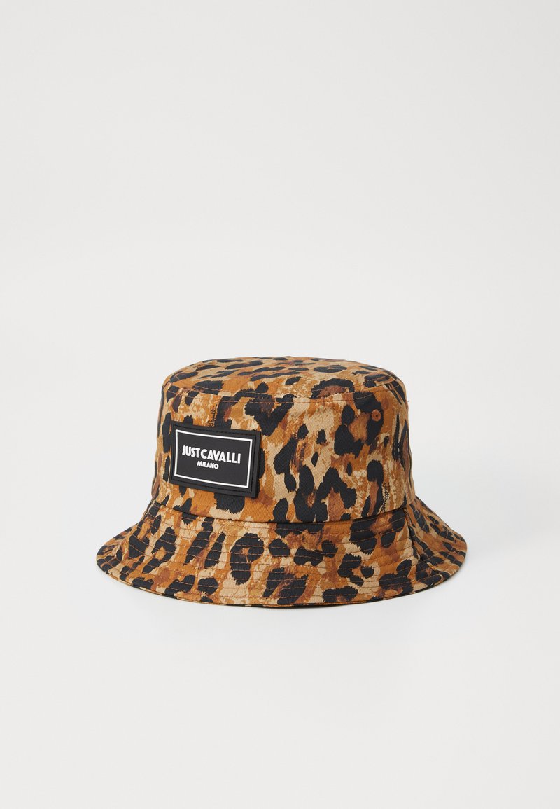 Brun leopardmønstret bøttehat med flad krone og bred skygge, med et sort logo-patch mærket "JUST CAVALLI" på forsiden.