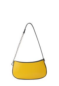 Borsa a tracolla in finto cuoio gialla con forma curva, bordi neri e una tracolla a catena. Textura liscia con una leggera finitura a grana.