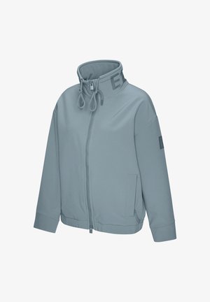 Hellblaue Jacke mit Reißverschluss, hohem Kragen, Kordelzug, langen Ärmeln, seitlichen Taschen und dezenten Schriftzügen am Kragen und Ärmel.