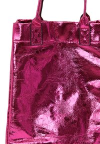 Glanzende fuchsia schoudertas van glanzend materiaal, met twee stevige handvatten en een soepele, reflecterende textuur met minimale zichtbare naden.