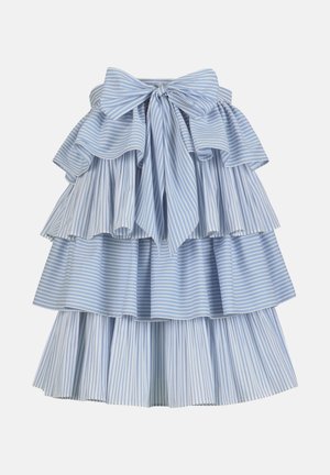 Modrá a biela sukňa s vertikálnymi pruhmi, vrstvená s veľkou mašľou v páse a volánmi.