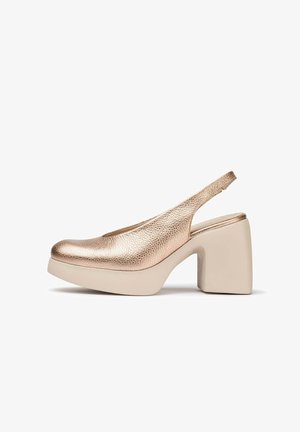 Chaussures à plateforme slingback en rose doré métallique avec un bout arrondi, une tige texturée et un talon épais couleur crème.