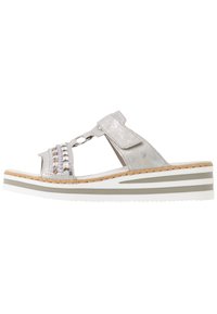 Sandal in metallo grigio con punta chiusa, decorazioni in perline, una fascia con chiusura a strappo e suola a zeppa con dettaglio in sughero.