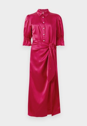 Robe midi en satin fuchsia avec des manches bouffantes au niveau des coudes, fermeture à boutons à l'avant, col pointu et détail de nœud sur le côté.