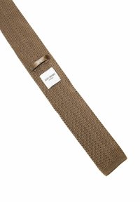 Brun vävd bälte med en texturerad yta, utformat med en metallspänne och en tygetikett som visar "JOHN HENRIC SWEDEN."