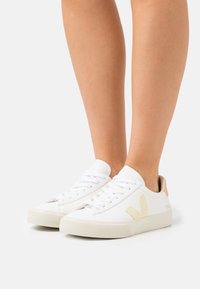 Veja CAMPO - Joggesko - extra-white/sun/peach