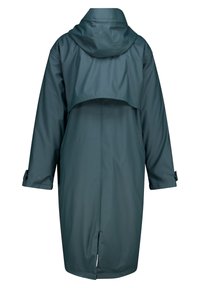 Manteau de pluie long à capuche en bleu sarcelle, en matériau imperméable. Comprend une ventilation à l'arrière, de larges manches avec des poignets boutonnés, et une coupe décontractée.