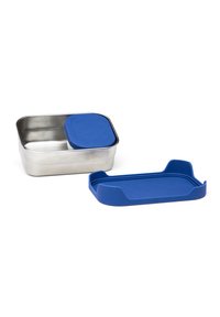 Contenitore in acciaio inox con coperchio in silicone blu caratterizzato da un design testurizzato. Include un vassoio separato in silicone blu con bordi rialzati.