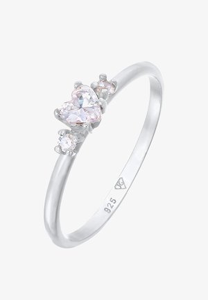 Bague en argent dotée d'une pierre précieuse rose en forme de cœur et de deux petites pierres transparentes, bandeau lisse, avec des marques indiquant un contenu en argent 925.