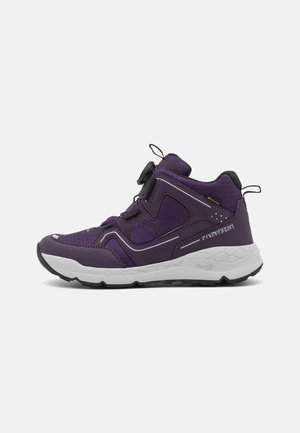 Violetter High-Top-Sneaker mit weißer, gepolsterter Sohle, schwarzen Laschen und einem Drehverschluss auf einfarbigem Hintergrund.