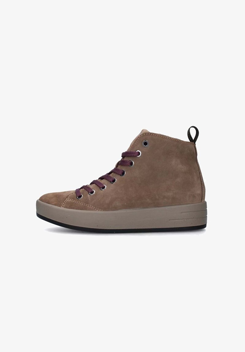 Sneaker alta in suede marrone con finitura testurizzata, dotata di lacci viola, punta rotonda e suola in gomma con un leggero plateau.