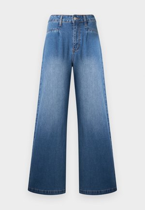 Jean bleu en denim taille haute avec jambes larges, fermeture à boutons et fermeture éclair à l'avant, passants pour ceinture et légère décoloration sur les cuisses.
