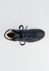 Baskets en cuir bleu marine avec bout arrondi, tige texturée, design à lacets, fermeture éclair sur le côté et doublure beige. Dispose d'une semelle de couleur crème.