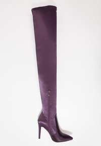 Botas por encima de la rodilla en satén de un profundo color púrpura, con punta afilada, tacón de aguja alto y cierre de cremallera lateral. Textura suave, diseño ajustado.