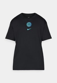 Sort bomulds T-shirt med et turkist grafisk logo i midten og et mindre Nike-logo på venstre bryst. Korte ærmer, afslappet pasform.