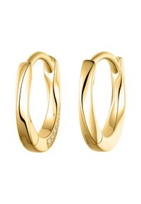 Goldene Creolen mit einem gedrehten Design und glatter Oberfläche. Eine Seite ist entlang der inneren Kante mit kleinen klaren Edelsteinen besetzt.