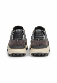 Zapatillas de ante y malla gris con acentos de cuero negro en contraste, entresuela beige y suela de goma texturizada. Diseño bicolor con detalles de cordones.