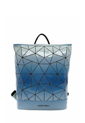 Sac à dos bleu à motif géométrique avec des lignes triangulaires noires et le logo « SURI FREY » au centre en bas.
