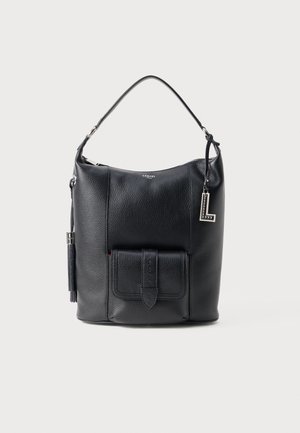 Sort læder skuldertaske med frontlomme, frynsedetalje på siden, sølv "L" charme og enkelt remhåndtag.