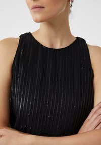 Czarna sukienka bez rękawów z pionowymi paskami z cekinów, gładką fakturą, okrągłym dekoltem i dopasowanym fasonem.