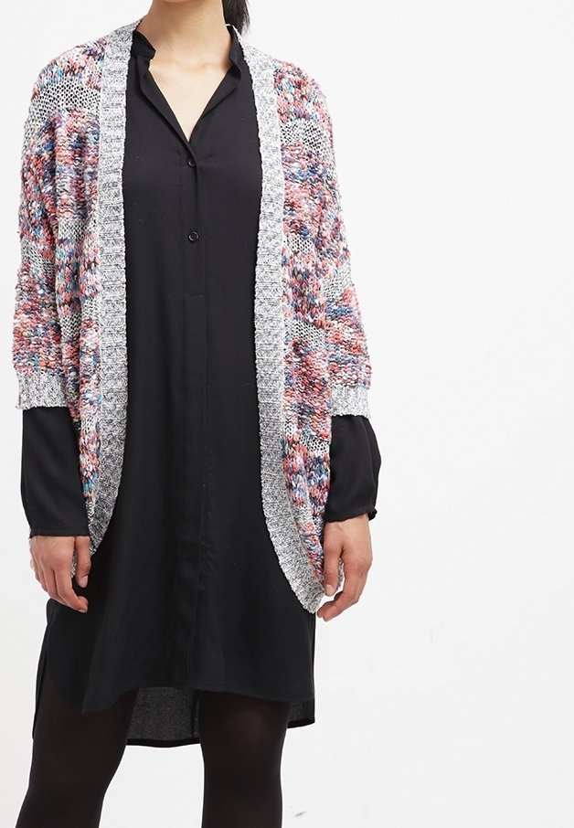 Strickjacke aus mehrfarbigem Garn mit grauem Saum, offene Vorderseite, dreiviertel Ärmel, getragen über einem schwarzen Knopfkleid.