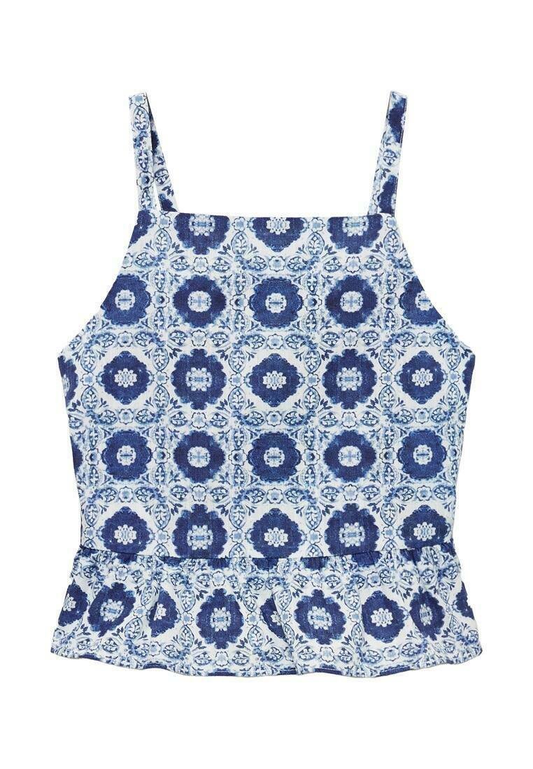 Modrý kvetinový crop top s nastaviteľnými ramienkami, peplum lemom a jemnou textúrou. Prevaha modro-bielej farebnej schémy.