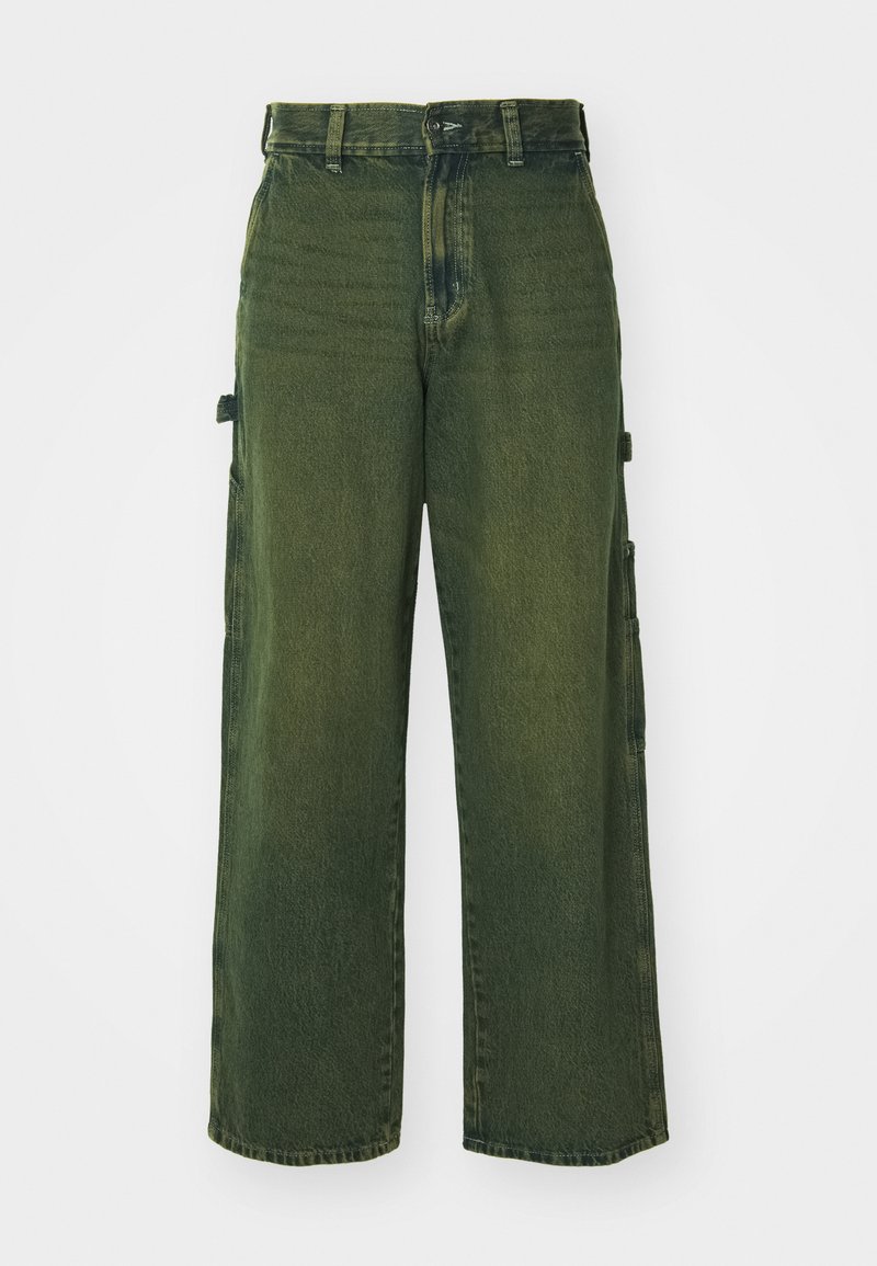 Pantaloni cargo in denim verde con gambe larghe, dotati di tasche laterali, texture sbiadita e classica chiusura con bottone e zip.