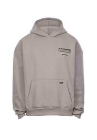 Grauer Kapuzenpullover aus weichem Stoff, mit einer Vordertasche, gerippten Bündchen und einem schwarz bedruckten Logo auf der Brust.