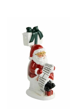 Julemandfigur siddende på et toilet, iført briller, der holder en lang liste med en gave bundet med et grønt bånd ovenover.