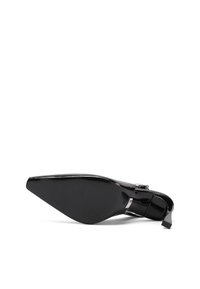 Scarpa nera in vernice con tacco alto, punta affusolata e design elegante. Include un retro scollato e un tacco stretto e curvato.