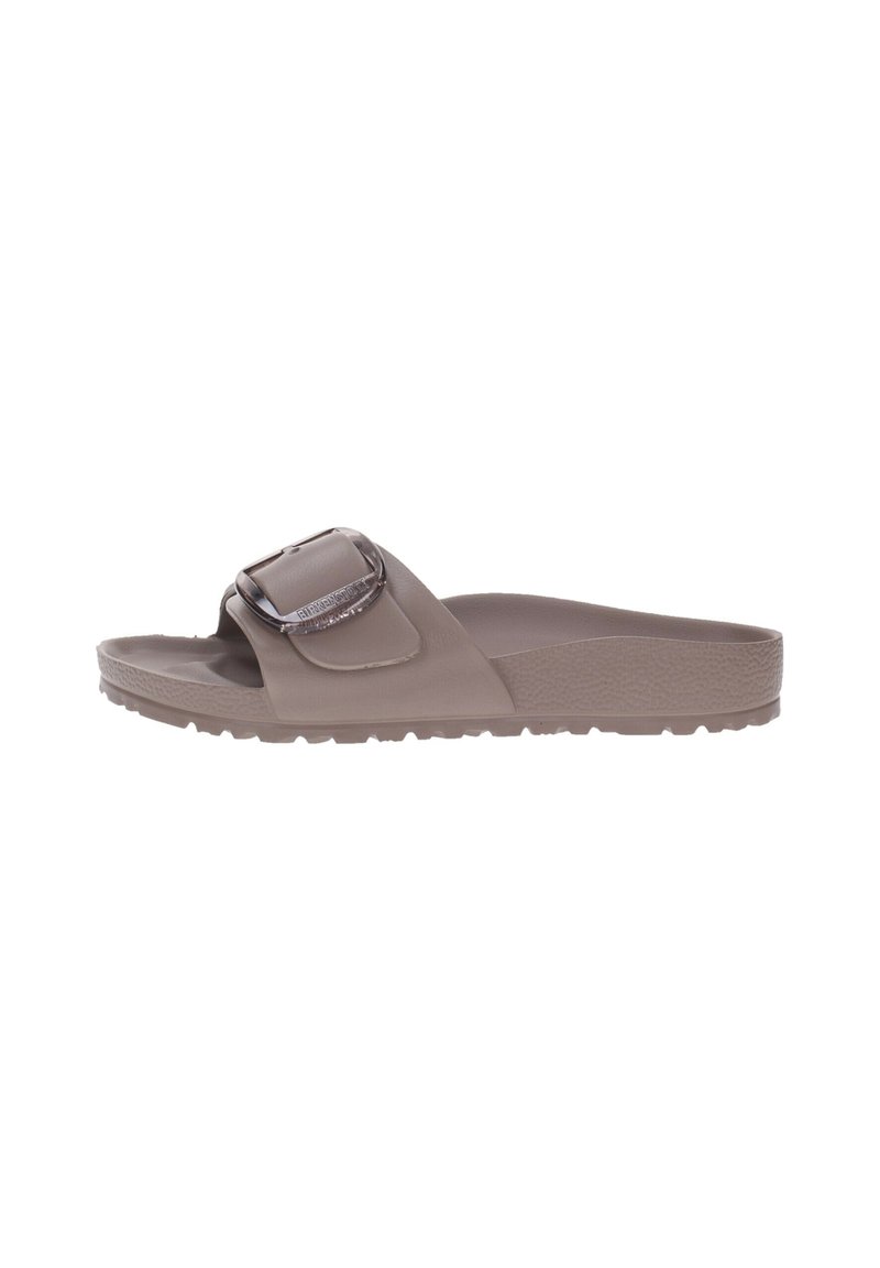 Lysebrun slidesandal lavet af fleksibelt materiale, med en stor rektangulær spænde og tekstureret sål for godt greb. Åben tå-design.