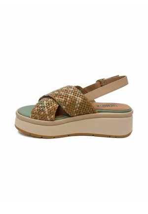 Sandalo con plateau beige con spesse fasce intrecciate incrociate, soletta verde e cinturino posteriore regolabile con fibbia.