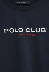 Mörkblå bomull T-shirt med rund hals; har vit och röd broderad text "POLO CLUB" samt "ETABLERAD 2012" nedanför.