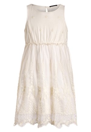 Vestido blanco con corpiño ceñido, cintura elástica y falda fluida. Presenta detalles florales bordados y una capa translúcida con ribete de encaje.