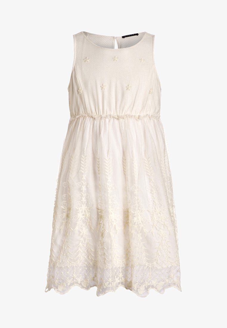 Vestido blanco con corpiño ceñido, cintura elástica y falda fluida. Presenta detalles florales bordados y una capa translúcida con ribete de encaje.