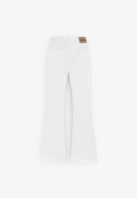 Weiße Schlagjeans mit einer glatten Textur, die einen braunen Lederpatch an der Taille und zwei Gesäßtaschen aufweisen, aus der Rückansicht dargestellt.