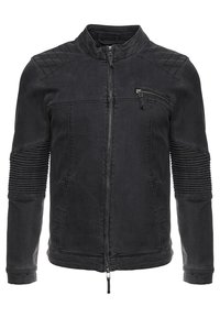 Czarna kurtka dżinsowa z wysokim kołnierzem, żeberkowymi wstawkami na ramionach i zapinaną na zamek kieszenią na piersi. Gładka faktura i dopasowany krój.