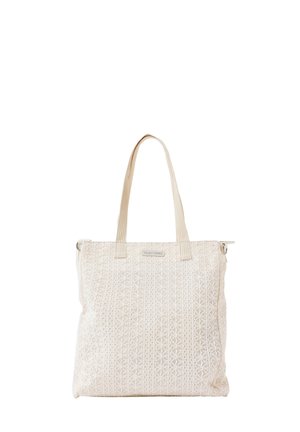 Bolso tote beige con patrón geométrico texturizado y asas dobles, forma rectangular y cierre superior con cremallera.